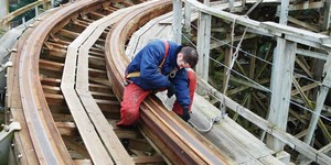 Jaarlijkse inspectie houten achtbaan