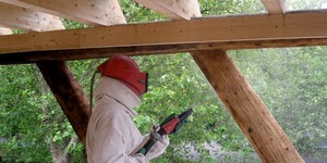 Opfrissen van vervuild of geschilderd hout